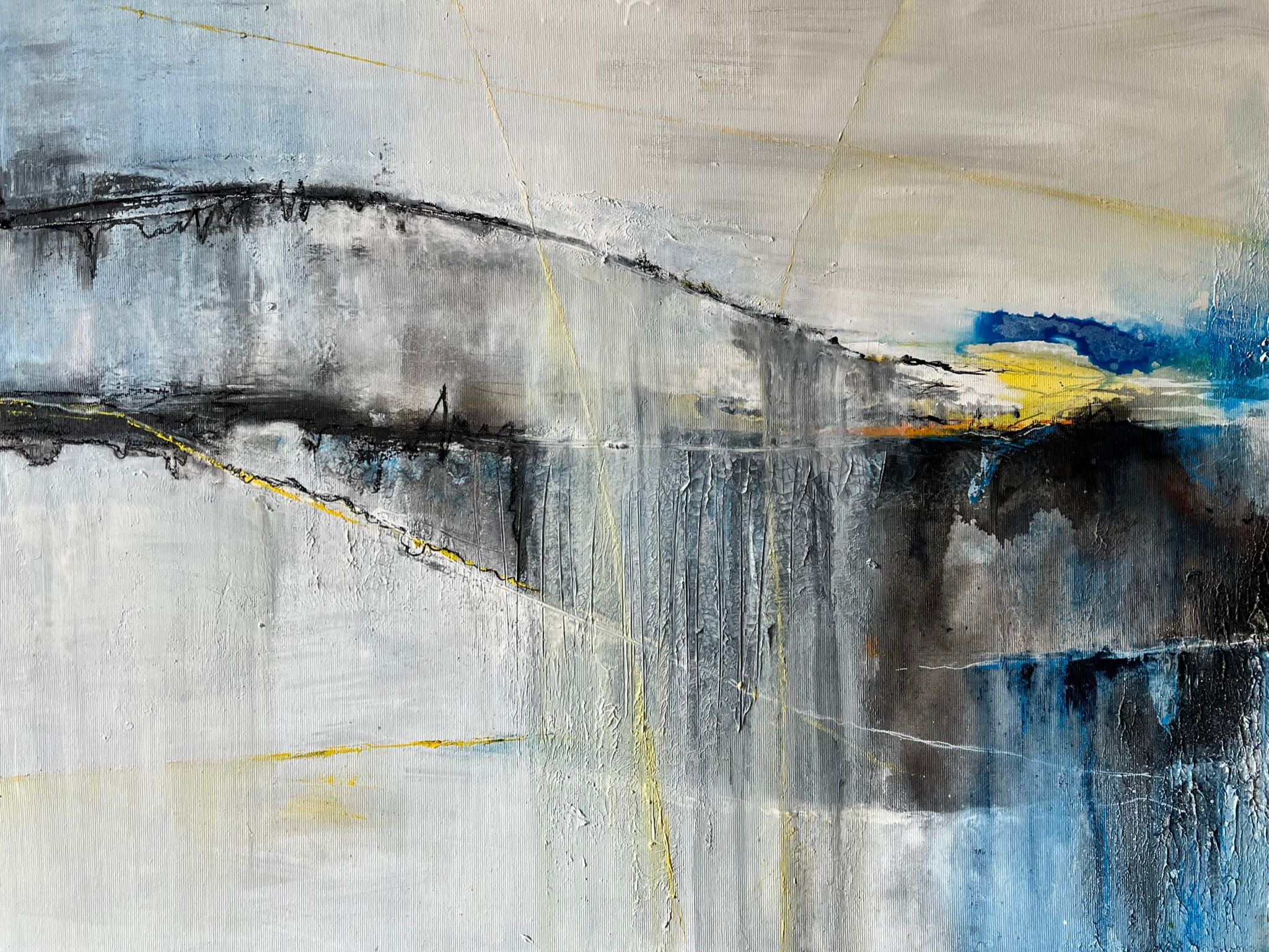 abstraktes Mixed Media Werk auf Leinen in der Grundarben Beige mit schwarzen und blauen starken Akzenten